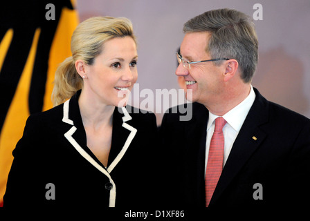 Presidente della Repubblica federale di Germania Christian Wulff e sua moglie Bettina salutare carolers durante un ricevimento presso il Palazzo Bellevue a Berlino, Germania, 06 gennaio 2012. Essa è il presidente del primo appuntamento ufficiale nel nuovo anno. Foto: Annibale Foto Stock