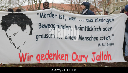 Persone dimostrare per commemorare l'ottavo giorno della morte del richiedente asilo Oury Jalloh in Dessau-Rosslau, Germania, 07 gennaio 2013. Nel gennaio 2005, Oury Jalloh morì in un incendio in una cella della polizia. Foto: Jens WOLF Foto Stock