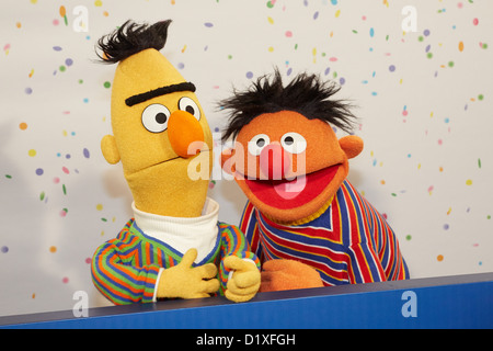 Sesame Street Muppets Ernie e Bert (L) posa per fotografie durante una conferenza stampa per il quarantesimo anniversario di Sesame Street ad Amburgo, Germania, 07 gennaio 2013. In data 8 gennaio 1973, dei bambini serie televisiva Sesame Street ha debuttato in Germania. Foto: GEORG WENDT Foto Stock