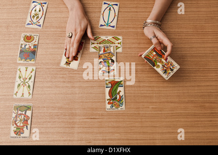 Donna con le mani i tarocchi Foto Stock