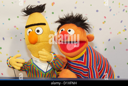 Sesame Street Muppets Ernie e Bert (L) posa per fotografie durante una conferenza stampa per il quarantesimo anniversario di Sesame Street ad Amburgo, Germania, 07 gennaio 2013. In data 8 gennaio 1973, dei bambini serie televisiva Sesame Street ha debuttato in Germania. Foto: GEORG WENDT Foto Stock