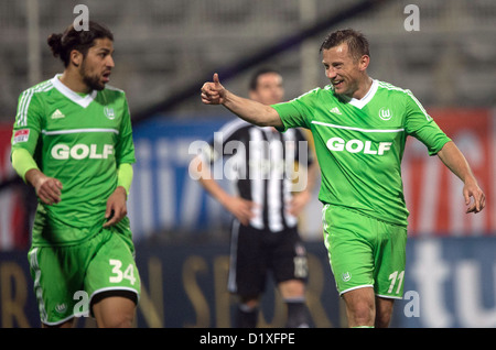 Wolfsburg di Ivica OLIC (r) cheers con Ricardo Rodriguez durante il Tuttur Cup Soccer match tra Besiktas Istanbul e VfL Wolfsburg a Mardan due Stadium di Antalya, Turchia, 06 gennaio 2013. Il Tuttur Cup è una competizione annuale tenutasi presso la pausa invernale della Bundesliga club di calcio. Foto: Soeren Stache Foto Stock