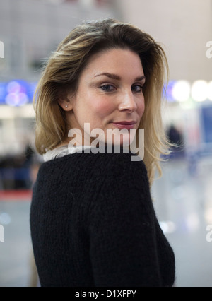 L'attrice Claudelle Deckert pone per le fotografie all'aeroporto di Frankfurt am Main, Germania, 06 gennaio 2013. Essi partono per l'australiano giungla campo tedesco del reality show televisivo Ich bin ein Star   Holt mich hier raus ! (Io sono una Star - Get Me Out di qui!). Foto: Frank Rumpenhorst Foto Stock