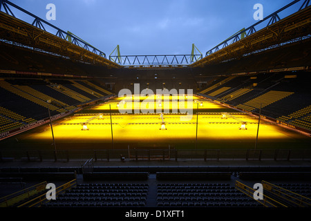 Il Borussia Dortmund il passo al Signal Iduna Park è illuminato artificialmente a Dortmund, Germania, 07 gennaio 2013. Il nuovo sistema parafulmini devono tenere il passo in perfetta forma tutto l'anno. Foto: Bernd Thissen Foto Stock