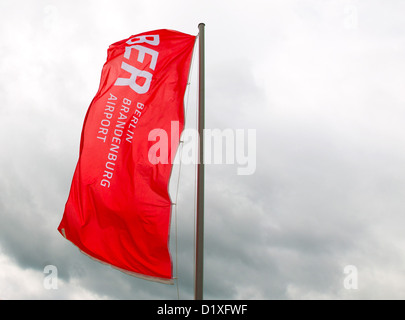 FILE - un file foto datata 26 giugno 2011 mostra una bandiera nel vento presso la New Berlin Brandenburg Willy Brandt (BER) aeroporto di Schoenefeld, Germania. Report stato, che il mese di ottobre 2013 apertura scadenza potrebbe essere perso. Ci sembra ora essere alcuna possibilità di qualsiasi traffico aereo in o al di fuori del nuovo aeroporto prima del 2014. Foto: Jens Wolf Foto Stock