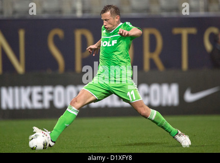 Wolfsburg di Ivica OLIC gioca la palla durante il Tuttur Cup Soccer match tra Besiktas Istanbul e VfL Wolfsburg a Mardan due Stadium di Antalya, Turchia, 06 gennaio 2013. Il Tuttur Cup è una competizione annuale tenutasi presso la pausa invernale della Bundesliga club di calcio. Foto: Soeren Stache Foto Stock