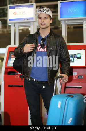 Il cantante Patrick Nuo pone per le fotografie all'aeroporto di Frankfurt am Main, Germania, 06 gennaio 2013. Essi partono per l'australiano giungla campo tedesco del reality show televisivo Ich bin ein Star   Holt mich hier raus ! (Io sono una Star - Get Me Out di qui!). Foto: Frank Rumpenhorst Foto Stock