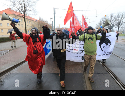 Persone dimostrare per commemorare l'ottavo giorno della morte del richiedente asilo Oury Jalloh in Dessau-Rosslau, Germania, 07 gennaio 2013. Nel gennaio 2005, Oury Jalloh morì in un incendio in una cella della polizia. Foto: Jens WOLF Foto Stock