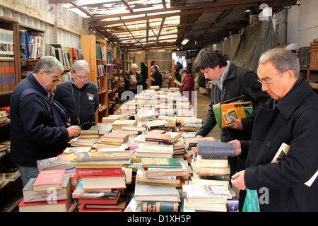 Ho usato vecchi libri al vecchio Mercat dels Encants di Barcellona. Foto Stock