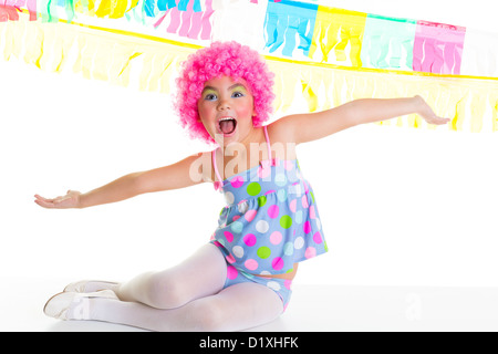 Bambino kid ragazza con party clown Parrucca Rosa funny happy braccia aperte espressione e ghirlande Foto Stock
