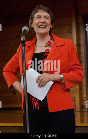 Ex Nuova Zelanda lavoro il primo ministro Helen Clark il suo indirizzamento Mount Albert circoscrizione elettorale del partito laburista nel suo 58o compleanno Foto Stock