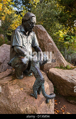 Statua di bronzo di Gerald Durrell con lemur al Durrell Wildlife Park, Jersey, Isole del Canale, REGNO UNITO Foto Stock