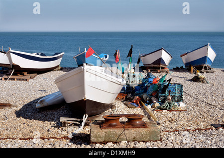 Barche di visto di fronte alla spiaggia di ghiaia nel piccolo porto di pesca di Yport, comune nel dipartimento Seine-Maritime in ha Foto Stock