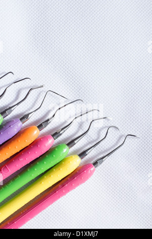 Collezione di coloratissimi ablatori dentali utilizzati in igiene dentale e terapia Foto Stock