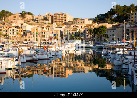 Port de Sóller, Maiorca, isole Baleari, Spagna. Vista sul porto, sunrise. Foto Stock