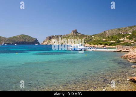 Isola di Cabrera, Maiorca, isole Baleari, Spagna. Vista sulla baia al castello del XIV secolo a barca Quayside. Foto Stock