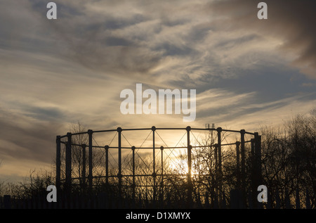 Gasometro (vuoto) a Oswald Street, Burnley, retroilluminato dal tardo pomeriggio di sole invernale. Foto Stock