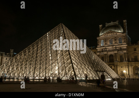 La Piramide del Louvre è un grande vetro e metallo piramide nel cortile principale del Palazzo del Louvre di Parigi. Foto Stock