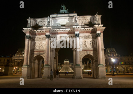L'Arc de triomphe du Carrousel è un arco trionfale a Parigi, situato in Place du giostra. Foto Stock