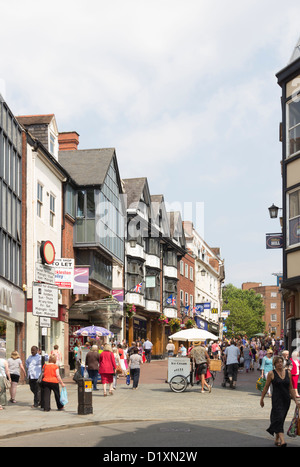 Orgoglio Hill Shopping area, Shrewsbury occupato in un giorno di estate con la folla degli acquirenti. Un gelato venditore attende i clienti. Foto Stock