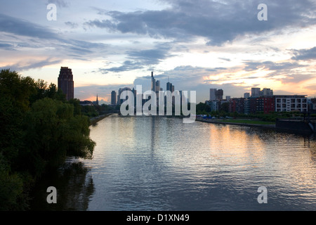Frankfurt am Main, Hesse, Germania. Vista lungo la principale alla città in alto business district, notoriamente conosciuto come Mainhattan. Foto Stock