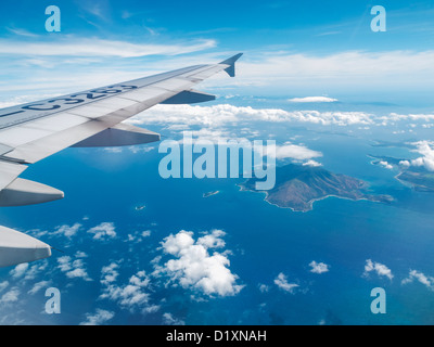Una delle Filippine molte isole, visto attraverso la finestra di aeroplano vola da Puerto Princesa a Manila Foto Stock