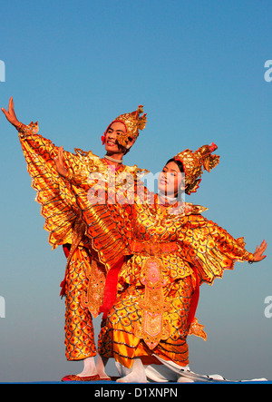 Tradizionale birmana ballerini eseguono al Thanlwin Hotel di Moulmein (Mawlamyaing), Stato Mon, Birmania (Myanmar), Sud-est asiatico Foto Stock