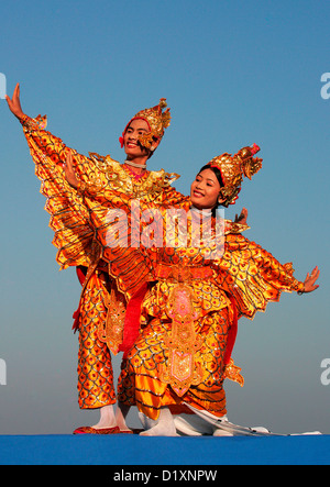 Tradizionale birmana ballerini eseguono al Thanlwin Hotel di Moulmein (Mawlamyaing), Stato Mon, Birmania (Myanmar), Sud-est asiatico Foto Stock