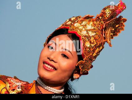 Tradizionale birmana ballerini eseguono al Thanlwin Hotel di Moulmein (Mawlamyaing), Stato Mon, Birmania (Myanmar), Sud-est asiatico Foto Stock