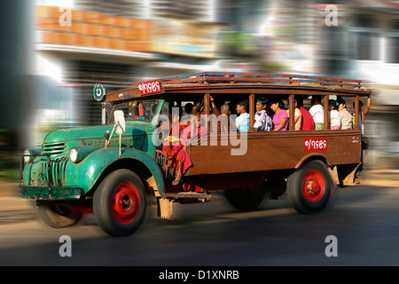 Tradizionale trasporto pubblico in Moulmein ( Mawlamyaing ), Stato Mon, birmania, myanmar, sud-est asiatico. Foto Stock