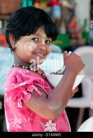 Ritratto di una giovane ragazza che indossa thanaka a Kyauktan nella regione del Delta di Rangoon, (Yangon) in Birmania (Myanmar), se l'Asia. Foto Stock