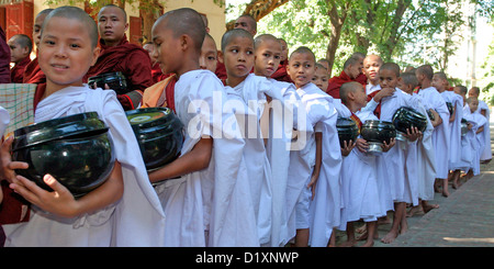 Il debuttante monaci Al Maha Ganayan Kyaung presso l'antica città di Amarapura, vicino a Mandalay in Birmania (Myanmar), Sud-est asiatico. Foto Stock