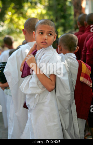 I monaci buddisti Al Maha Ganayan Kyaung presso l'antica città di Amarapura, vicino a Mandalay in Birmania (Myanmar), Sud-est asiatico. Foto Stock