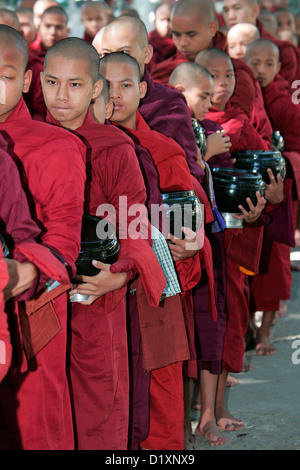 I monaci buddisti Al Maha Ganayan Kyaung presso l'antica città di Amarapura, vicino a Mandalay in Birmania (Myanmar), Sud-est asiatico. Foto Stock