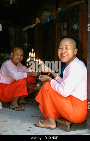 Monaca buddista in corrispondenza di un lato di una collina convento presso l'antica città di Sagaing sulle rive del fiume Irrawaddy vicino a Mandalay in Birmania. Foto Stock