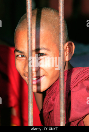 Ritratto di un giovane monaco buddista nel monastero Bagaya all'antica capitale di Ava (Inwa) vicino a Mandalay, Birmania ( Myanmar ). Foto Stock