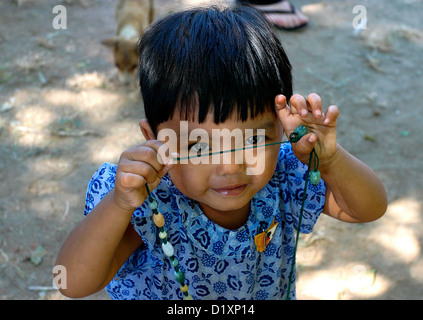 Ritratto di un giovane venditore di souvenir all'antica città di Mingun sulle rive del fiume Irrawaddy vicino a Mandalay in Birmania. Foto Stock