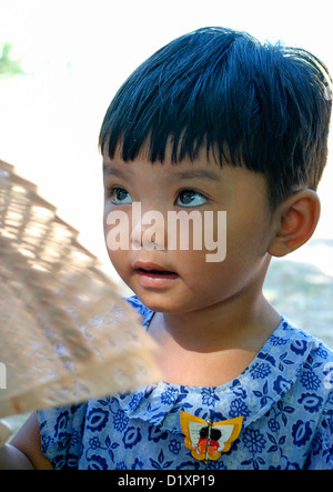 Ritratto di un giovane venditore di souvenir all'antica città di Mingun sulle rive del fiume Irrawaddy vicino a Mandalay in Birmania. Foto Stock