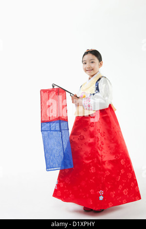 Una ragazza in Hanbok tenendo una lampada di carta Foto Stock