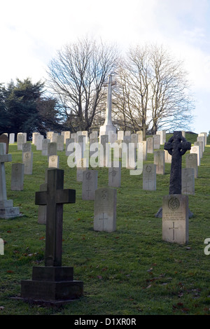 Le tombe e dintorni a Farnborough cimitero militare in Hampshire. Foto Stock