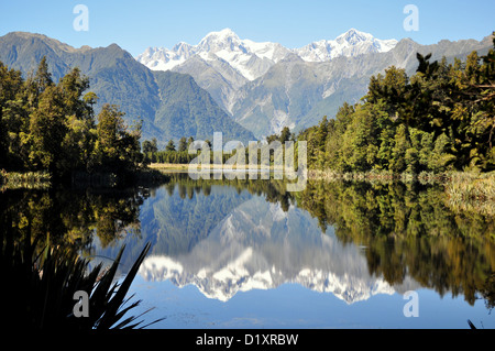 Il lago di Matheson - riflessa viste Aoraki/Mount Cook ed il Monte Tasman, Isola del Sud della Nuova Zelanda. Foto Stock