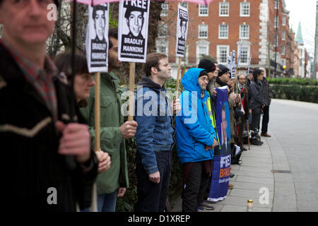 Londra, Regno Unito. 08 gennaio 2013. I sostenitori del US Army Private Bradley Manning inscenare una protesta al di fuori dell'Ambasciata statunitense. Manning, sosteneva di aver trasmesso informazioni classificate alla denuncia di irregolarità sito Wikileaks è prevista per comparire dinanzi a un giudice militare oggi a Fort Meade, Maryland. George Henton / Alamy Live News. Foto Stock