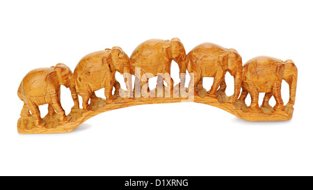 Cinque elefanti in legno camminare insieme isolato su sfondo bianco Foto Stock