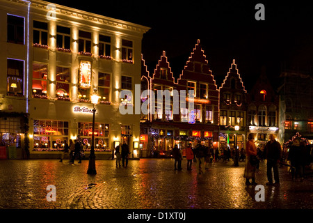 Dalla piazza principale di Bruges Belgio durante la notte durante il periodo di Natale Foto Stock