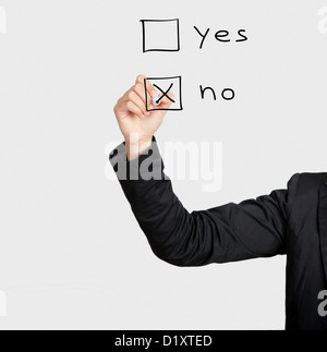 Bella donna scrivendo il suo voto sulla scheda di vetro con un marcatore Foto Stock