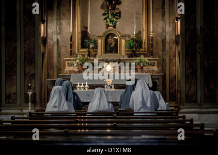 Le monache di pregare all'interno di una chiesa, Roma, Italia Foto Stock