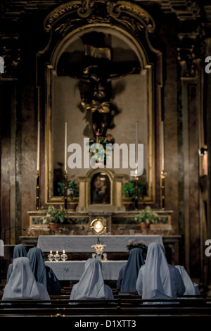 Le monache di pregare all'interno di una chiesa, Roma, Italia Foto Stock