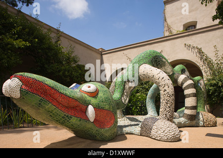 Scultura NIKIGATOR MINGEI MUSEO INTERNAZIONALE PLAZA DE PANAMA Balboa Park di San Diego California USA Foto Stock