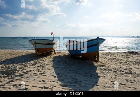 Tunisia Hammamet, barche di pescatori sulla spiaggia di Medina Foto Stock