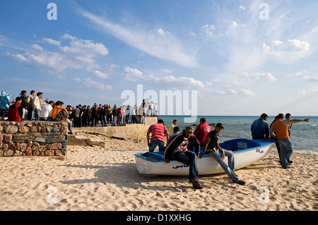 Tunisia Hammamet, la gente sulla spiaggia della Medina Foto Stock